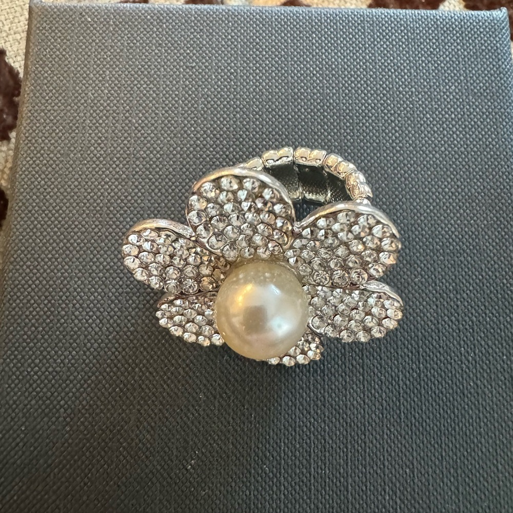 Rhinestone and pearl costume ring!